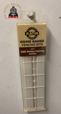 Ratio 421 GWR Station Fencing White - 680mm - OO Gauge