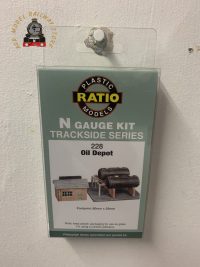 Ratio 228 Oil Depot kit ( Hut and two oil tanks ) - N Gauge