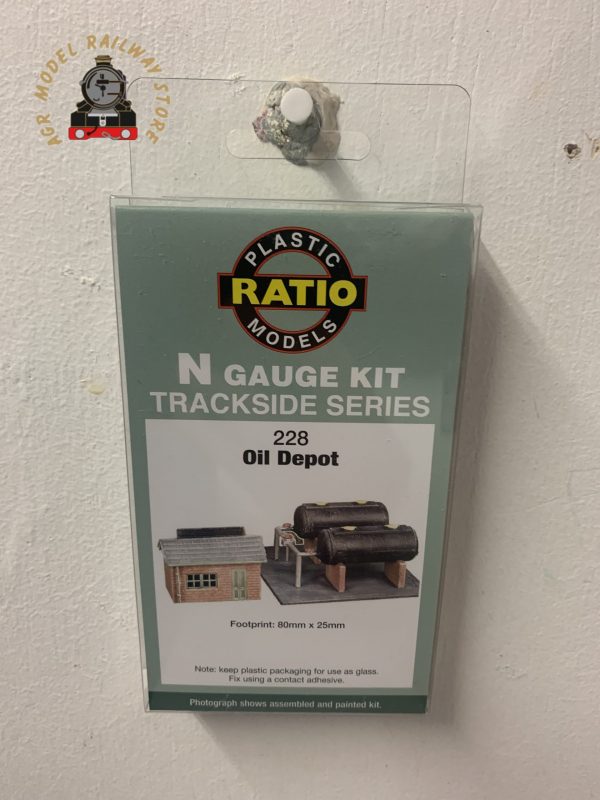 Ratio 228 Oil Depot kit ( Hut and two oil tanks ) - N Gauge