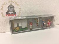 Preiser 10050 Women Hanging Washing (5) Exclusive Figure Set - HO/ OO Gauge