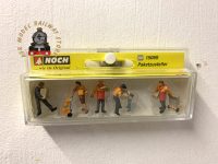 Noch 15069 Hand-Painted Figures - Parcel Carriers X 6 People - OO/HO Scale