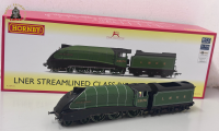 Hornby R30406 LNER Streamlined B17 City of London 2870 - OO Gauge