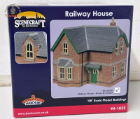 Bachmann 44-1025G Railway House - Green & Cream