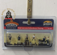 Bachmann 36-435 Scenecraft Post-War Era Schoolboys Playing - OO Gauge