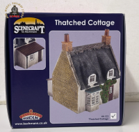 Bachmann Scenecraft 44-122 Thatched Cottage - Honey Stone & Red Door OO Gauge